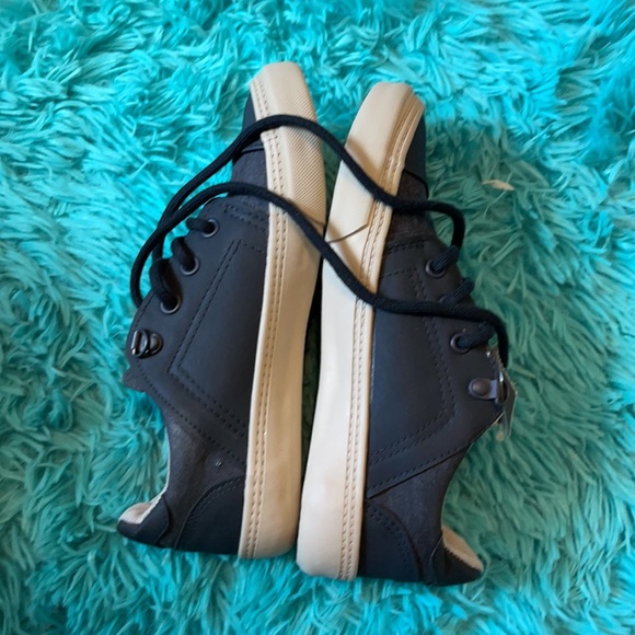 Boy’s American Eagle casual shoe - Picture 2 of 6